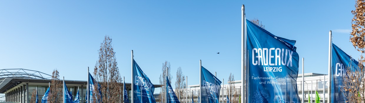 Fahnen vor dem Eingang Ost Leipziger Messe CADEAUX Leipzig