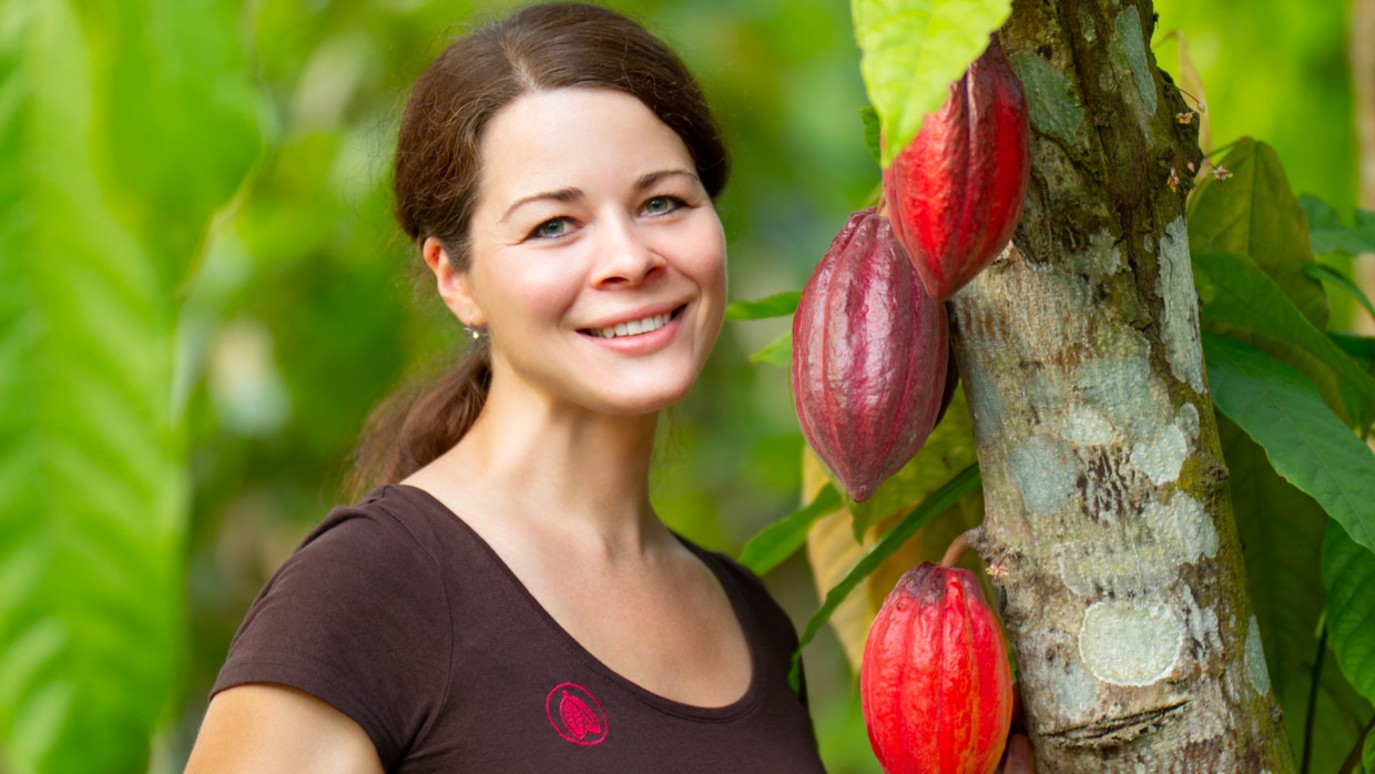 Julia Moser in einer Kakaoplantasche. Auf der CADEAUX zeigt sie, wie schokoladige Köstlichkeiten mit Getränken kombiniert werden können. 